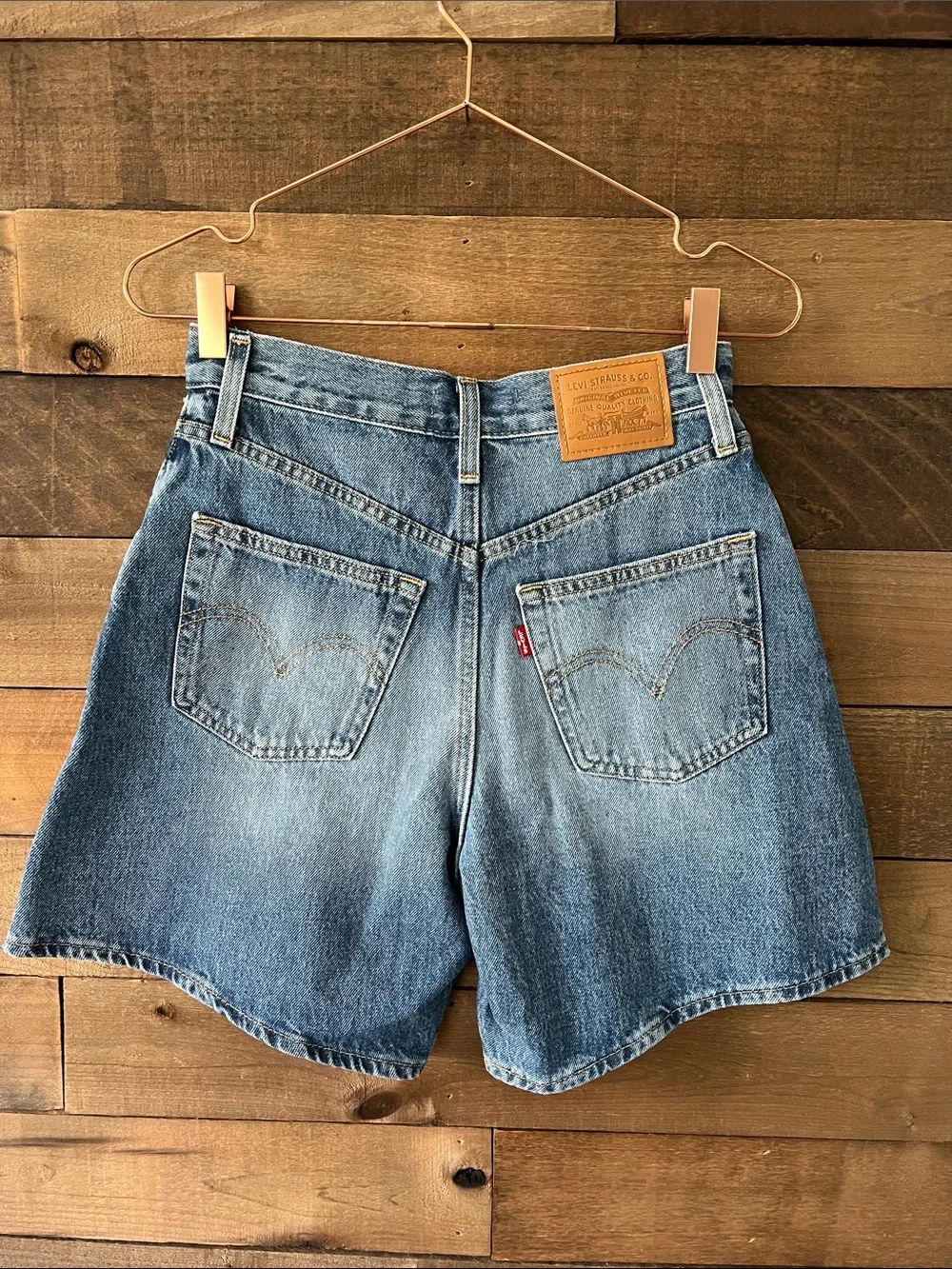 Levi's Women's High Rise Baggy Jean Denim Shorts in Medium Wash Size 25